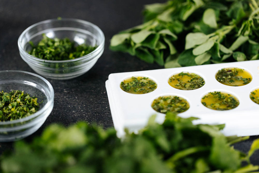 Cubitera con hierbas y aceite, trucos para almacenar alimentos