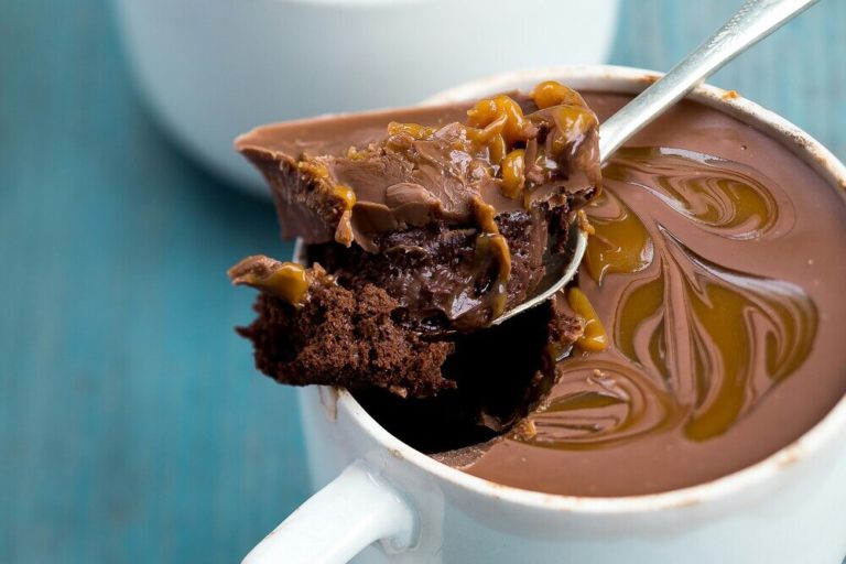 Cucharada de dulce de leche sobre una taza