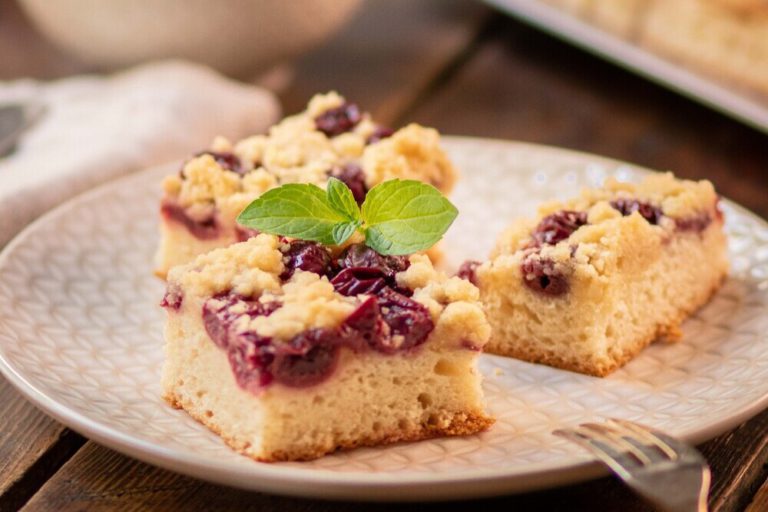 Trozos de tarta de crumble sobre el plato, receta de tarta de crumble de cerezas vegano