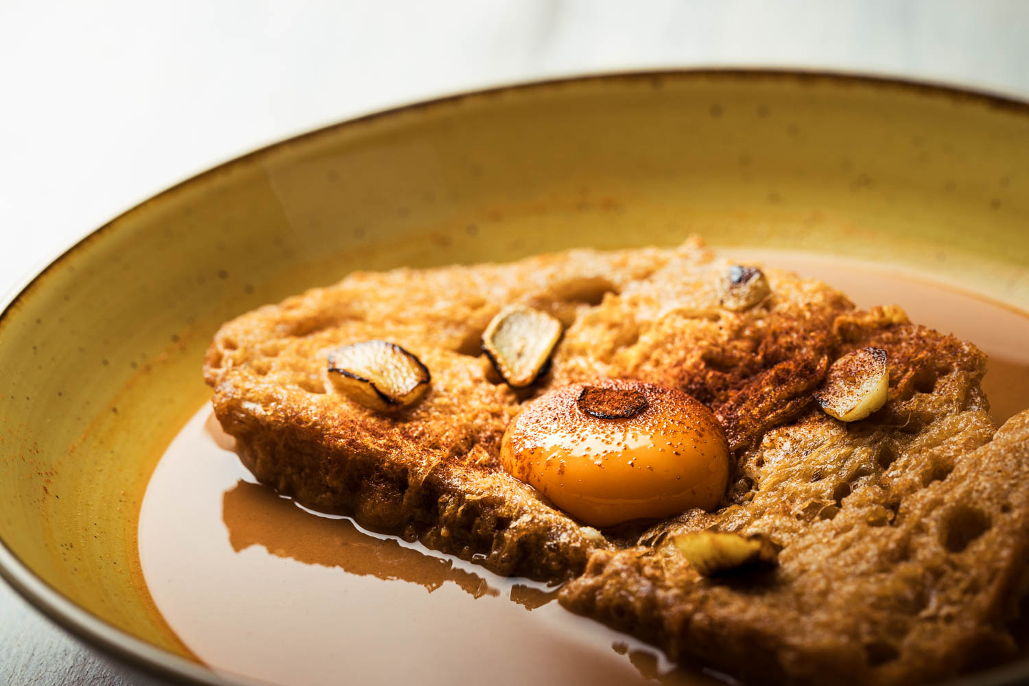 Sopa de ajo con torrija