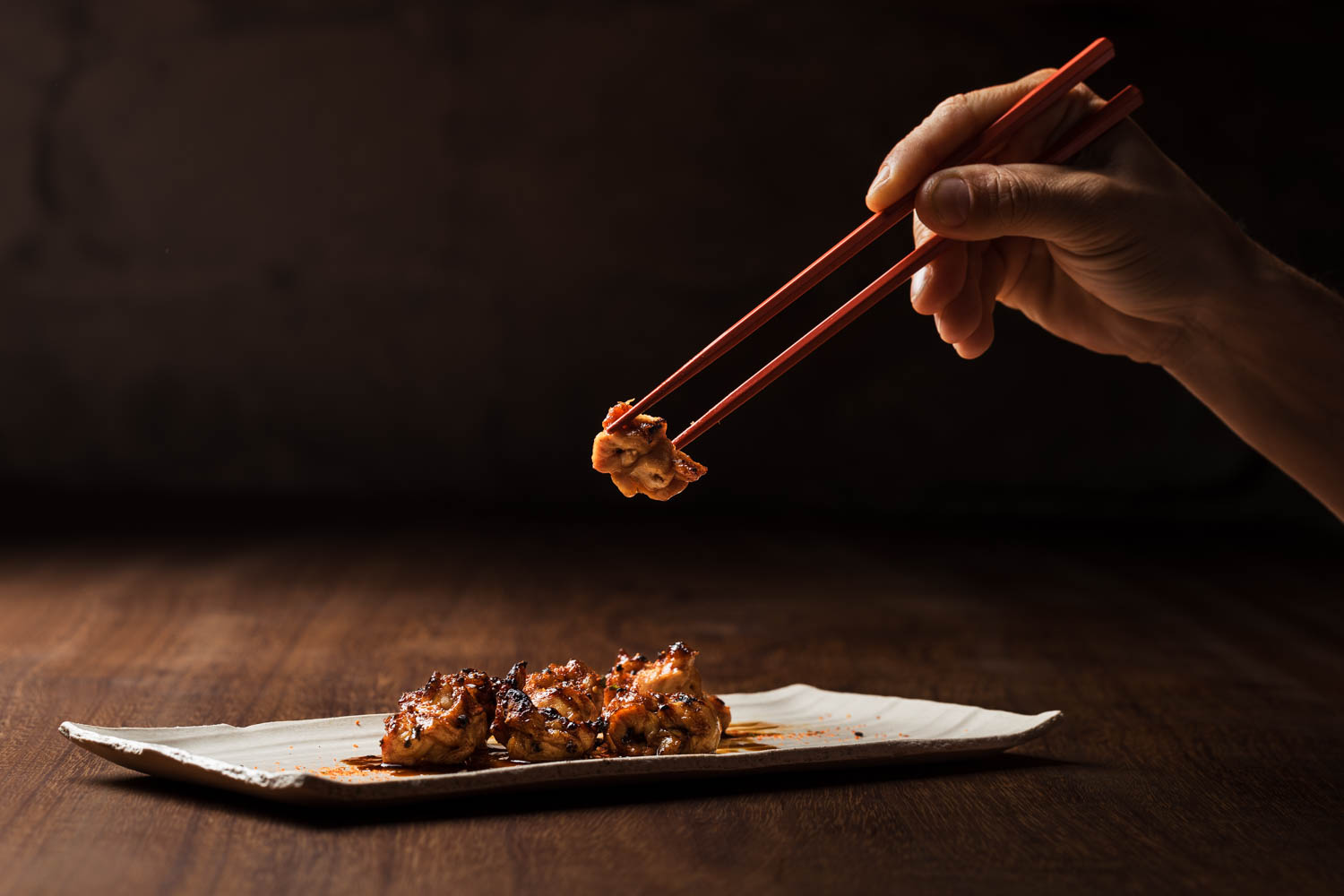 Yakitori con salsas japonesas (teriyaki)