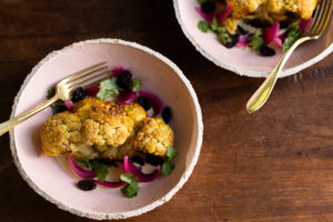 Fermentados y encurtidos en ensalada de coliflor y cebollas encurtidas de Juliana Lopez May