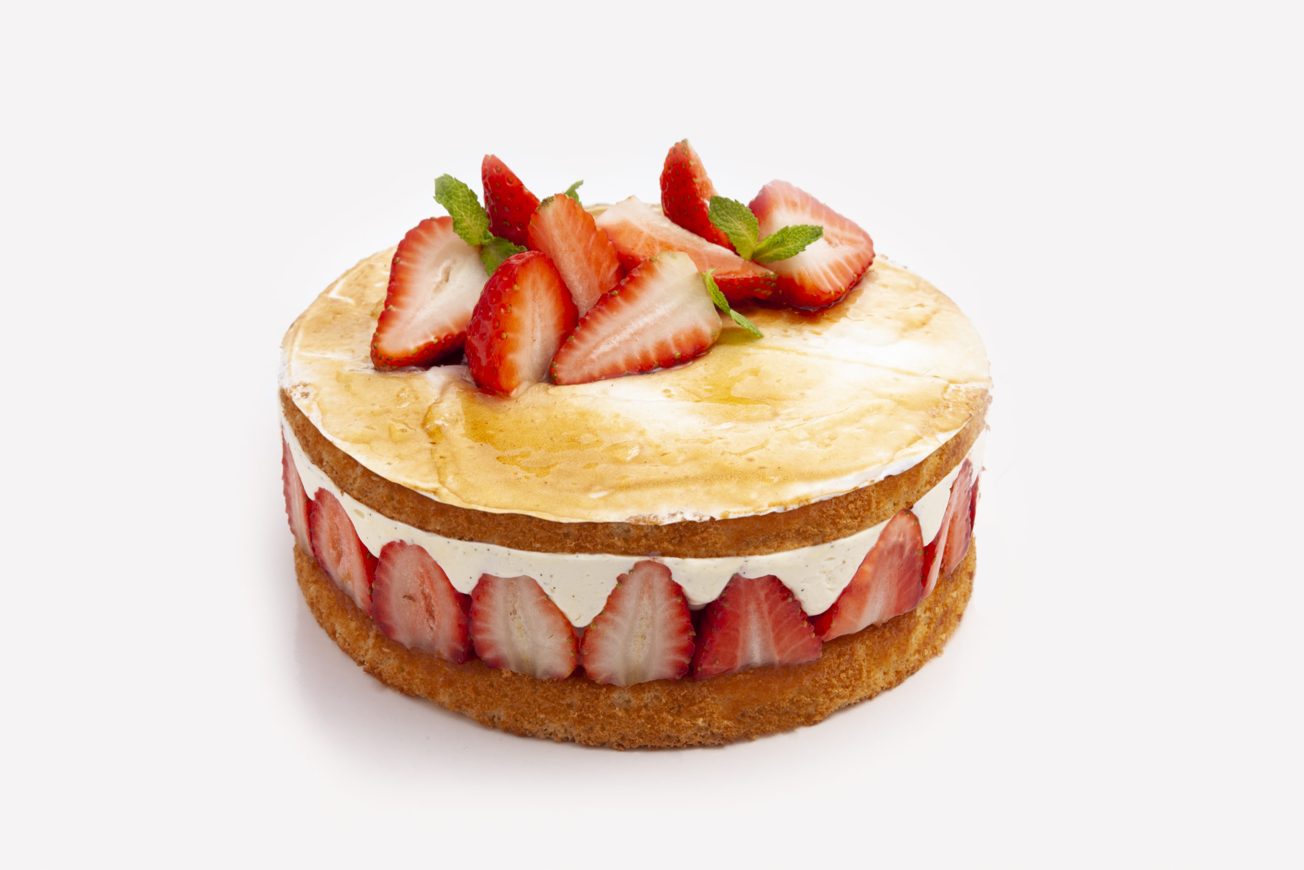 tarta fraisier francesa, con bizcocho pain de Gênes, crema de mantequilla montada y fresas frescas perfectamente alineadas.