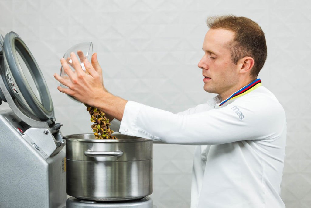 Aprende con Lluc Crusellas a hacer el relleno de chocloate dubái