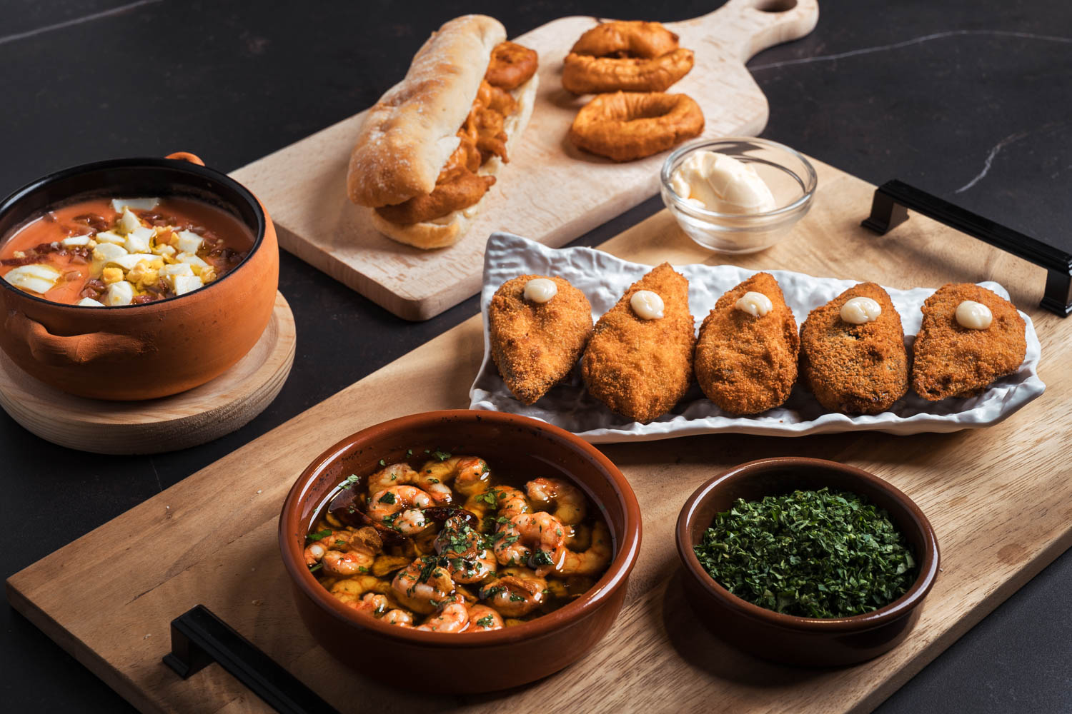 tapas españolas: papas bravas, croquetas, gildas