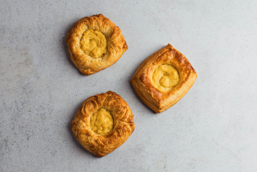 Panecillo salado de limón y albahaca hecho con masa danesa