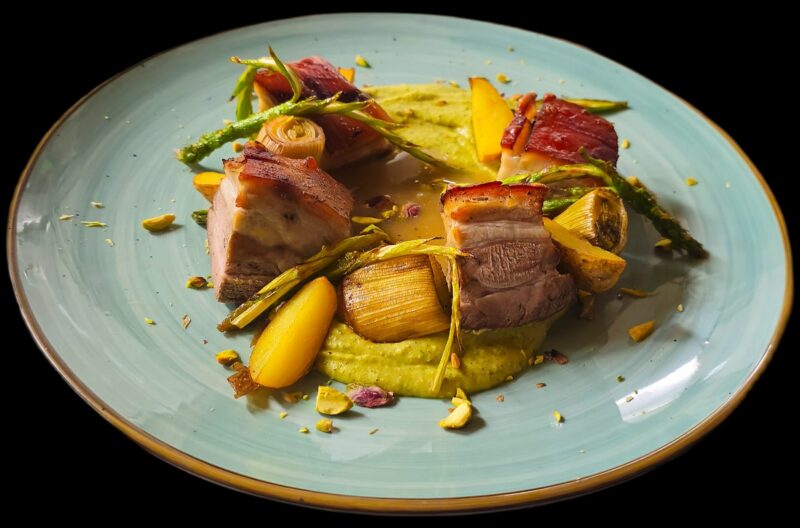 Darío Hernández - Chicharrón con carne acompañado de un puré de calabacín y pistacho, espárragos verdes y puerro horneado.