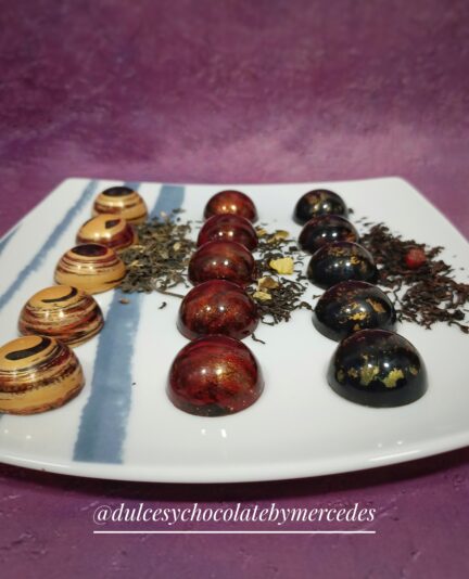 Mercedes Delgado de Miguel - Bombones de Chocolate Negro rellenos de Té Verde con Jazmín, Té Negro con Naranja y Té Negro con Frutos del Bosque.