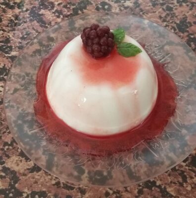 panacota con salsa de frutos rojos