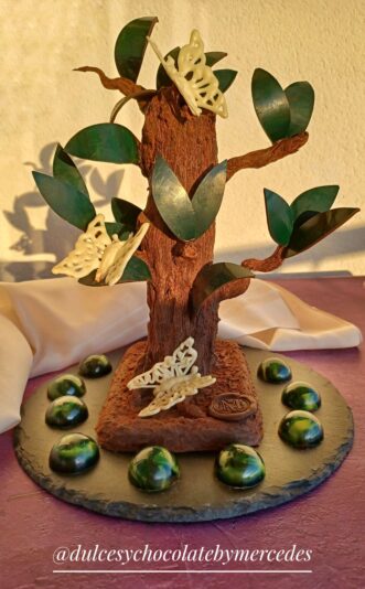Mercedes de Miguel - Árbol en chocolate y bombones de Chocolate Negro del 55% y rellenos de Crema de Miel y Gianduja de Sésamo y Espirulina.