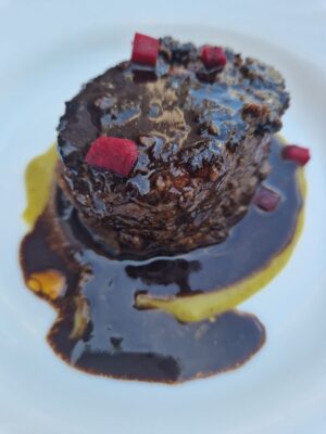 Royal de rabo de vacuno con salsa galbi al chocolate.