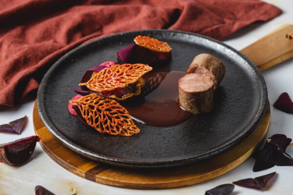 Lomo de venado, tartaleta, puré de remolacha y gravy