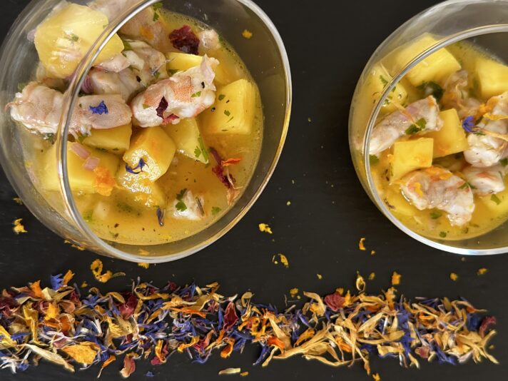 Maloles Muñoz - Ceviche de langostinos con mango y flores