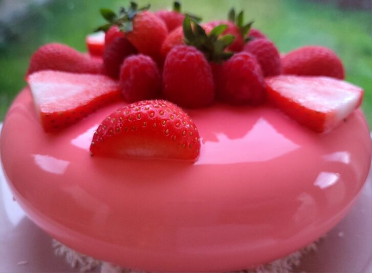 Natalia Oreshkina - Coconut and strawberry entremet