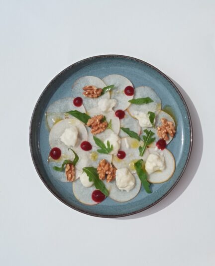 9. Carpaccio de pera con espuma de queso , nueces , rucula y unos puntitos de salsa de remolacha y frutos rojos