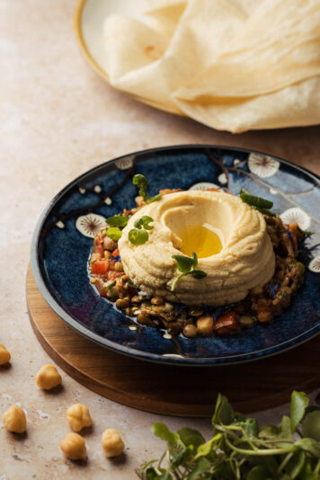Hummus sedoso de Malouf con ensalada de porcini