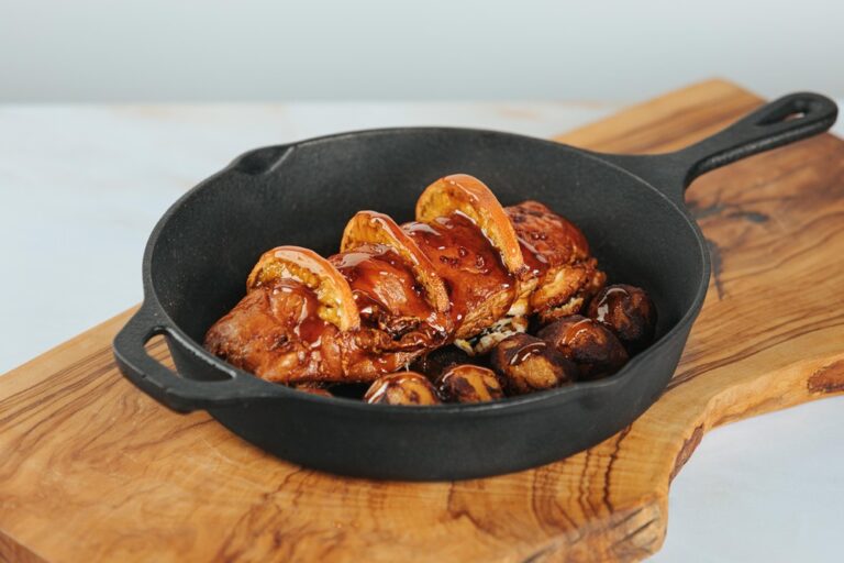 Cochinillo-a-la-naranja-con-patatas-a-la-canela-768x512