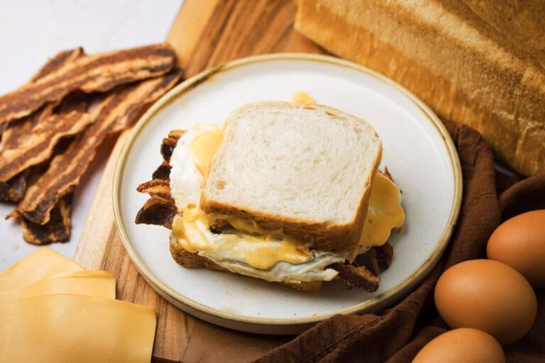 sandwich-bacon-y-huevo-768x512