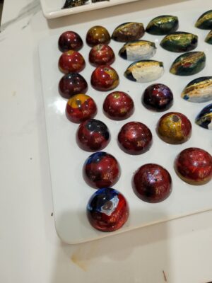 bombones 1 intento el color colorantet liposoluble, manteca de cacao y el casquillo chocolate amargo y relleno de ddl