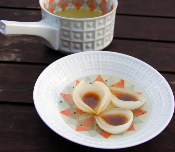 cebollas a la sal con caldo sous vide y demiglace de verduras beatriz torija