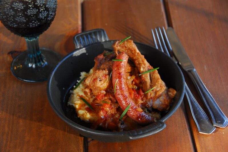costillas-y-salchichas-en-salsa-de-tomate-con-polenta-2-beatriz-torija
