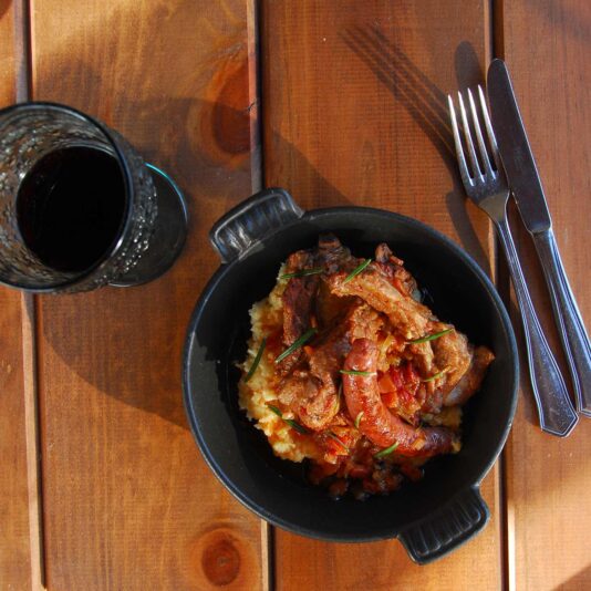 costillas-y-salchichas-en-salsa-de-tomate-con-polenta-beatriz-torija