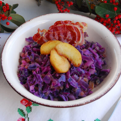 Lombarda-glaseada-con-manzana-y-crujiente-jamon