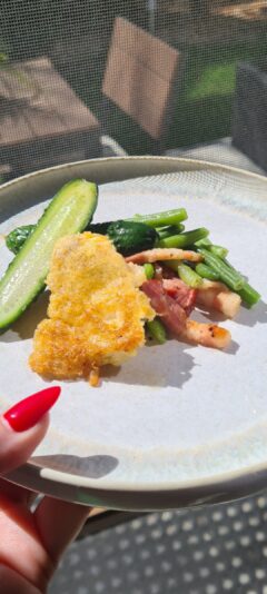 Pierś po parysku z małosolnymi i fasolką