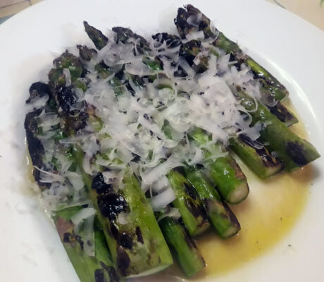 esparragos trigueros a la plancha con vinagreta de miel y parmesano
