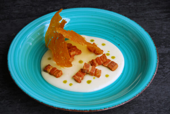 pure de patatas en dos cocciones con torreznos crujiente de patatas revolconas y aceite de cebollino quemado