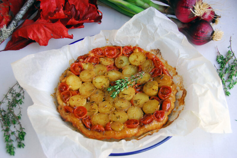 tarta tatin de patatas baby con cherrys queso cabra y tomillo 1