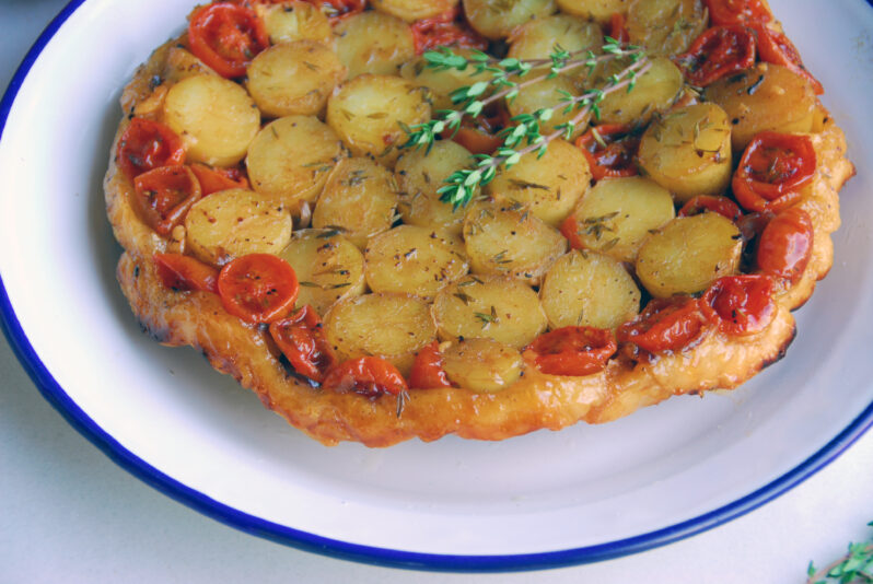 tarta tatin de patatas baby con cherrys queso cabra y tomillo 2