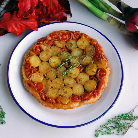tarta tatin de patatas baby con cherrys queso cabra y tomillo 3