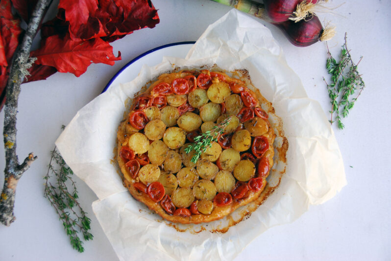 tarta tatin de patatas baby con cherrys queso cabra y tomillo 4