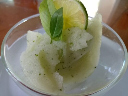 Limón con menta (adorno es albahaca)