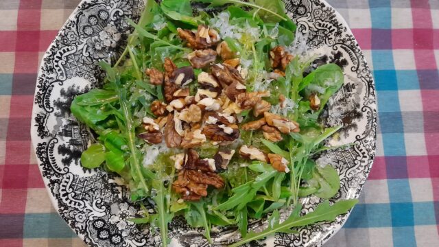 ensalada rúcula canonigos queso y nueces