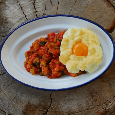 pisto-manchego-con-huevo-nube