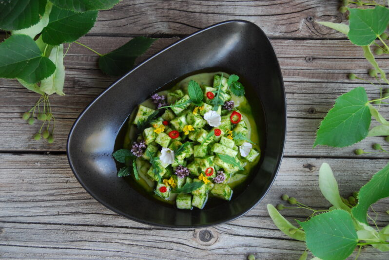 Tartar de apionabo encurtido con ensalada líquida y aceite de albahaca 2