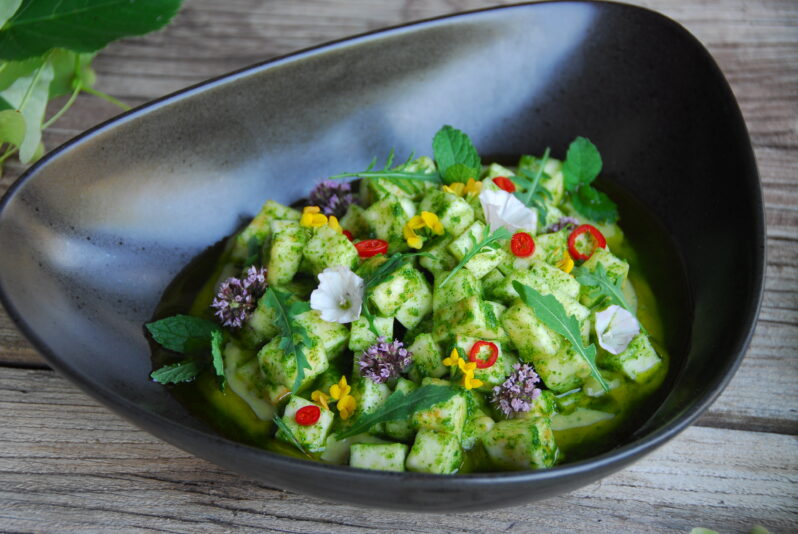 Tartar de apionabo encurtido con ensalada líquida y aceite de albahaca 3