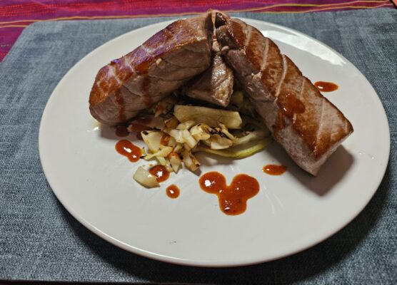 Feed 94 Atún a la brasa con repollo y kimchi