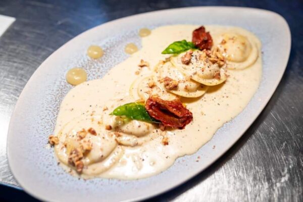 Capalletti con bechamel de parmesano