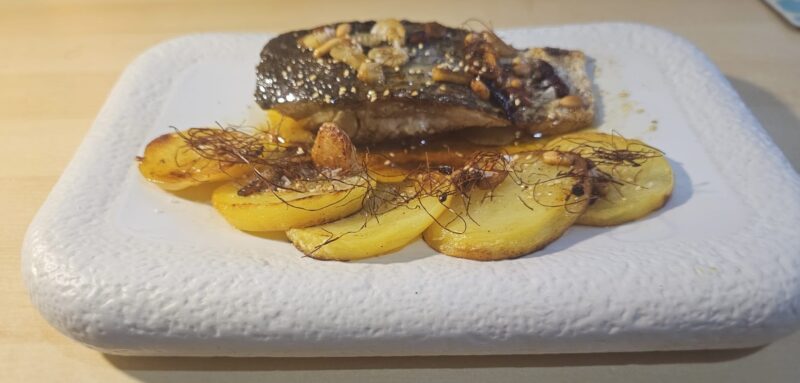Corvina al horno cona patatas en dos cociones y refrito de ajos. I