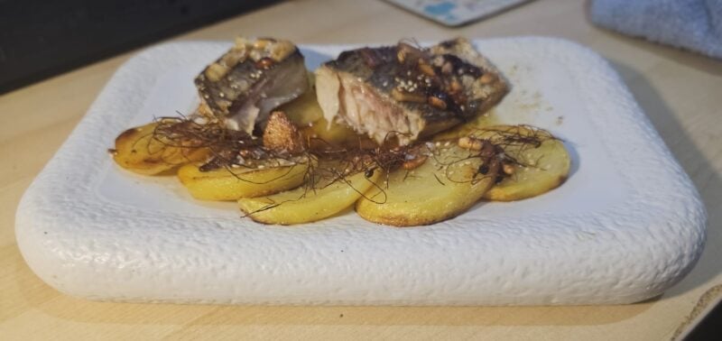 Corvina al horno cona patatas en dos cociones y refrito de ajos. II