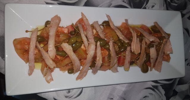 Ventresca con tomates y caparrones