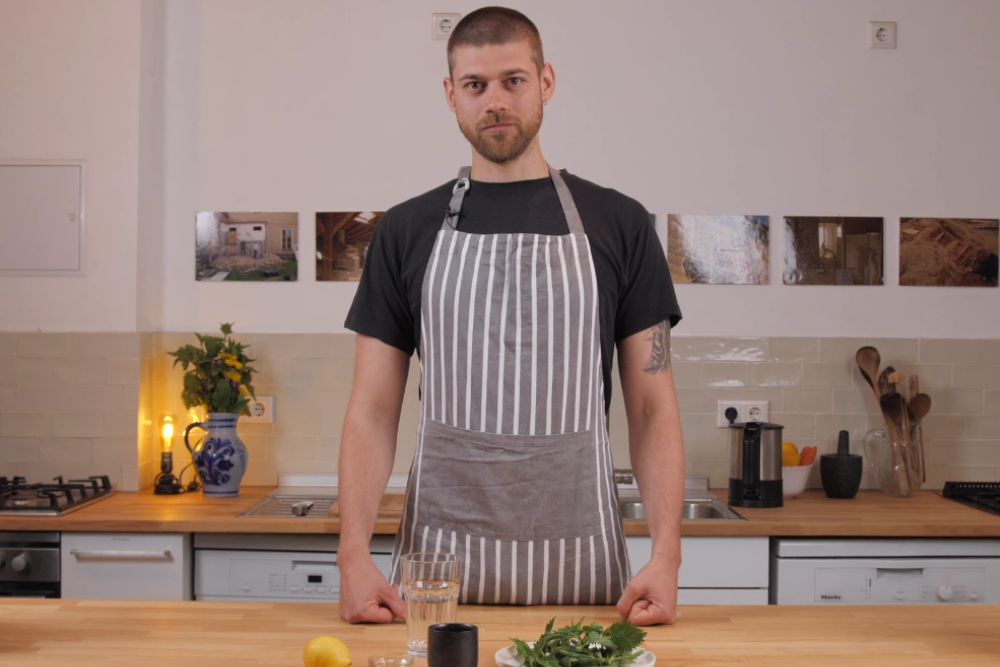 Manuel Larbig en la cocina después de recolectar hierbas silvestres.