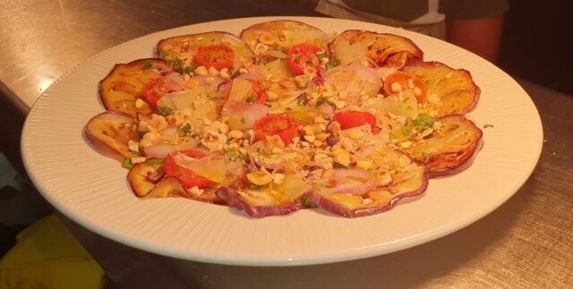 Carpaccio de berenjena al horno con cherrys, parmesano y vinagreta de frutos secos