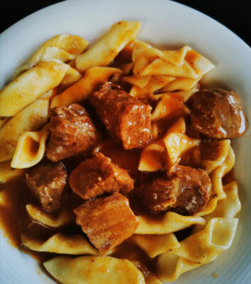 Gulash sa testeninom