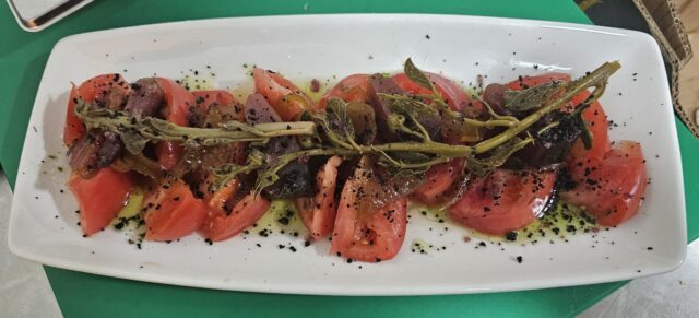 Tomate con bonito en salazón, tallos, y aceite de albahaca