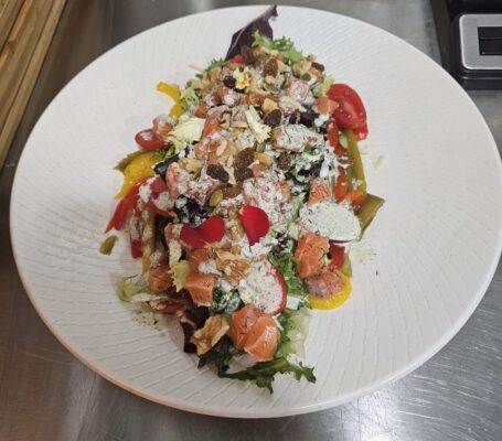 Ensalada de pimientos asados, salmón marinado y salsa tzatziki