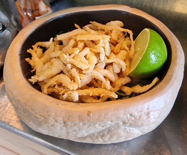 Gamba-de-cristal-sobre-alga-wakame-y-salsa-de-cacahuete